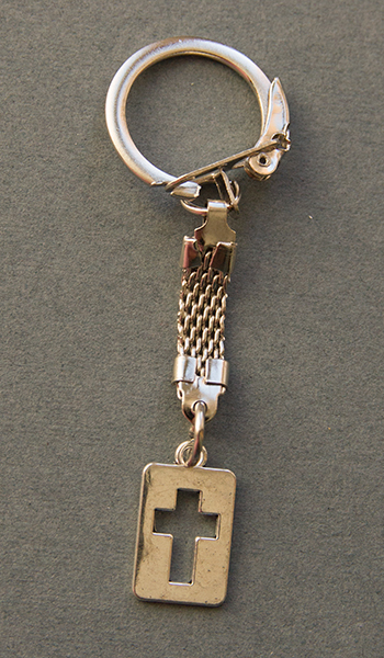 Брелок металлический под серебро Крест, вырубка в прямоугольнике (БСБМк-38)
