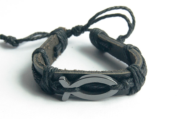 Кожаный браслет с рыбкой из гематита (черный шнур)