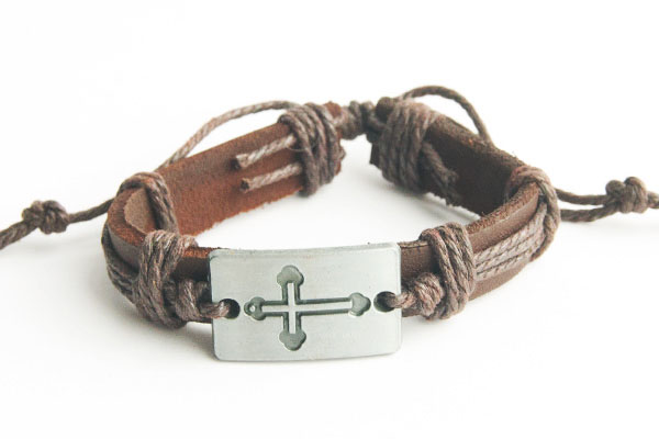 Крест - маленький на пластине - кожаный браслет (темно-коричневый шнур)