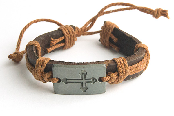 Крест - маленький на пластине - кожаный браслет (светло-коричневый шнур)