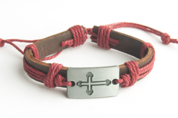 Крест - маленький на пластине - кожаный браслет (бордовый шнур)