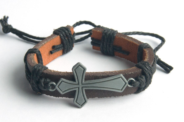 Крест тонкий (края ромб) - кожаный браслет (черный шнур)