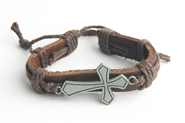 Крест тонкий (края ромб) - кожаный браслет (темно-коричневый шнур)