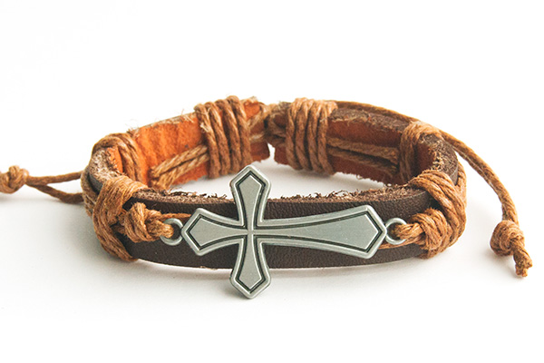 Крест тонкий (края ромб) - кожаный браслет (светло-коричневый шнур)
