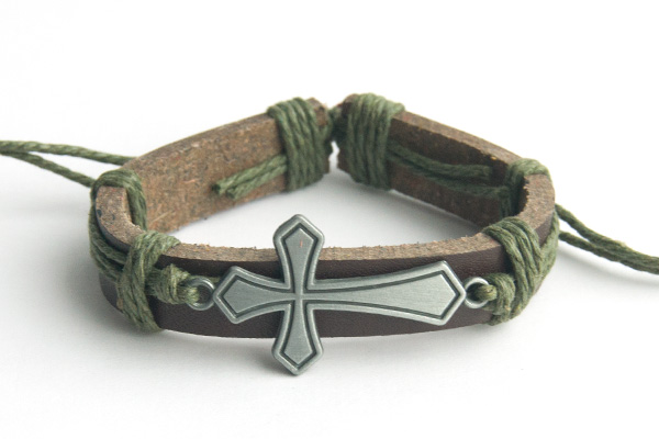 Крест тонкий (края ромб) - кожаный браслет (зеленый шнур)