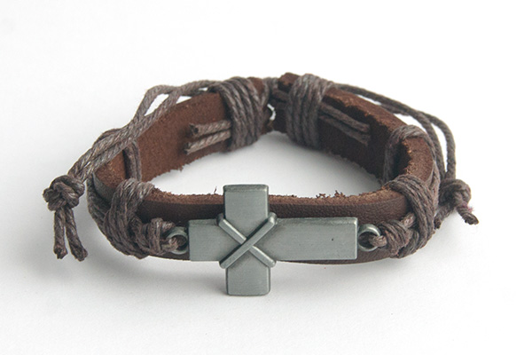 Крест с перевязкой накрест - кожаный браслет (темно-коричневый шнур)