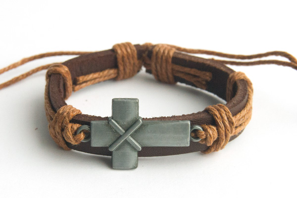 Крест с перевязкой накрест - кожаный браслет (светло-коричневый шнур)