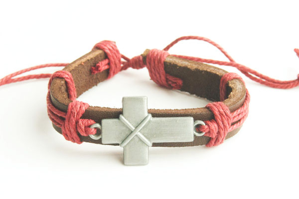 Крест с перевязкой накрест - кожаный браслет (бордовый шнур)