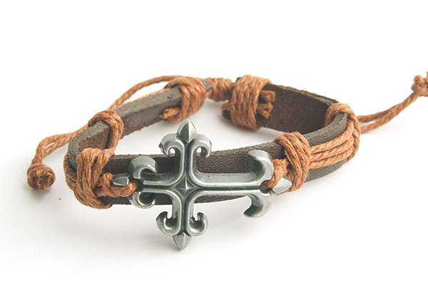 Крест фигурный резной - кожаный браслет (светло-коричневый шнур)