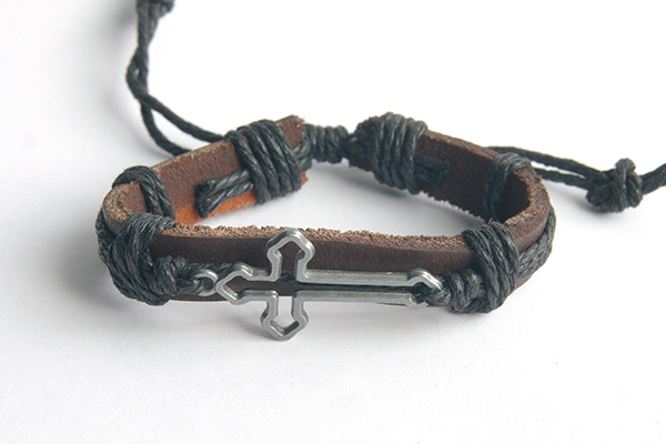 Крест фигурный полый - кожаный браслет (черный шнур)
