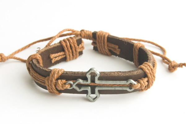 Крест фигурный полый - кожаный браслет (светло-коричневый шнур)