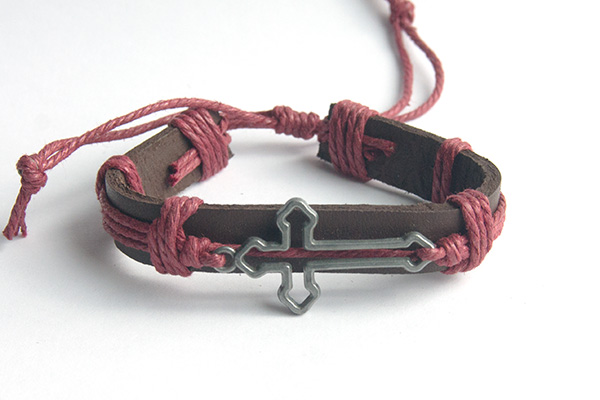 Крест фигурный полый - кожаный браслет (бордовый шнур)