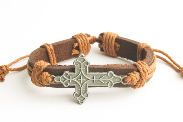 Крест фигурный расписной - кожаный браслет (светло-коричневый шнур)