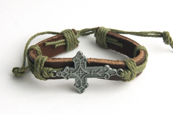Крест фигурный расписной - кожаный браслет (зелёный шнур)