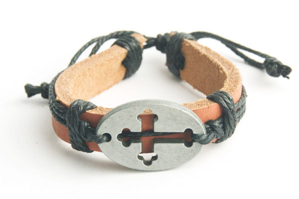 Крест (вырубка, овал) - кожаный браслет (темно-коричневый шнур)