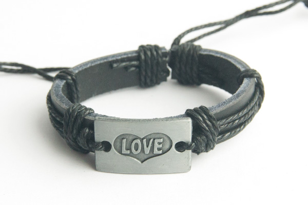Love (в сердце) - кожаный браслет (черный шнур)