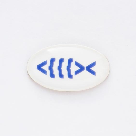 Значок на цанге - Синяя рыбка-скобки на белом фоне (<(((><)