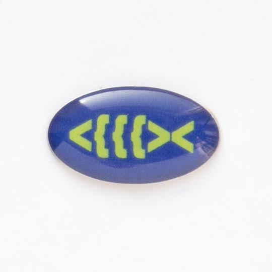 Значок на цанге - Зеленая рыбка-скобки на синем фоне (<(((><)