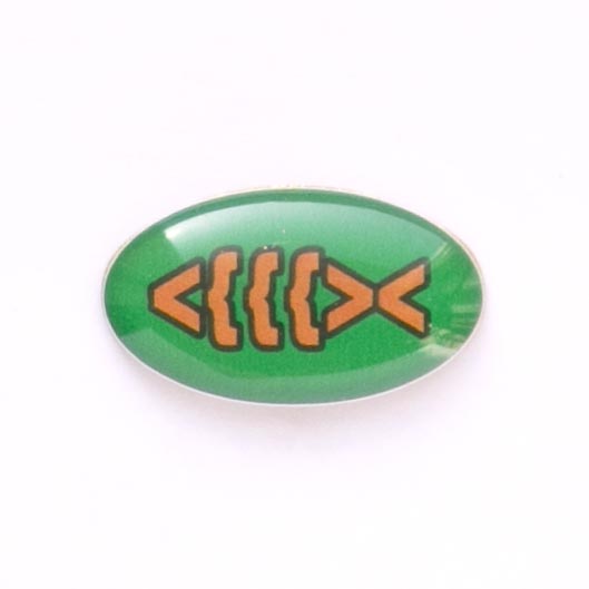 Значок на цанге - Оранжевая рыбка-скобки на зеленом фоне (<(((><)