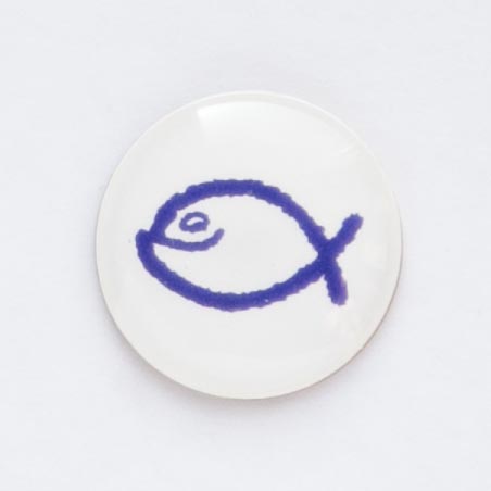 Значок на цанге - Синяя юмористическая  рыбка на белом фоне