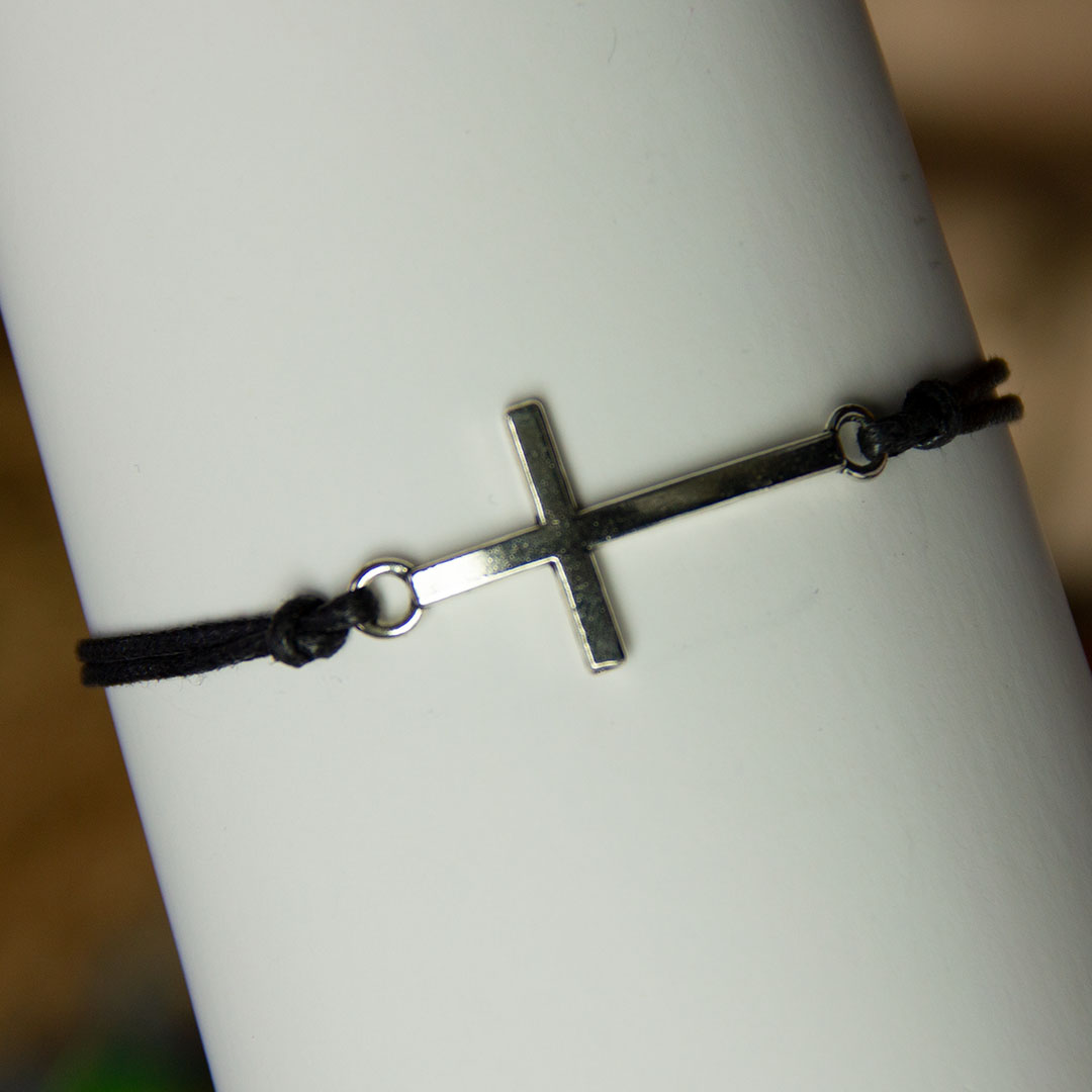 Браслет на шнурке - вставка крест (под серебро)