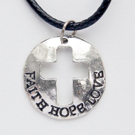Кулон металлический на шнурке - Крест вырубка в круге (надпись - Faith Hope Love, под серебро)