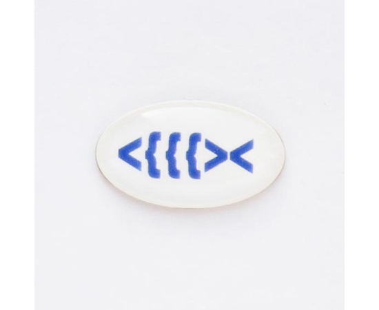 Значок на цанге - Синяя рыбка-скобки на белом фоне (<(((><)
